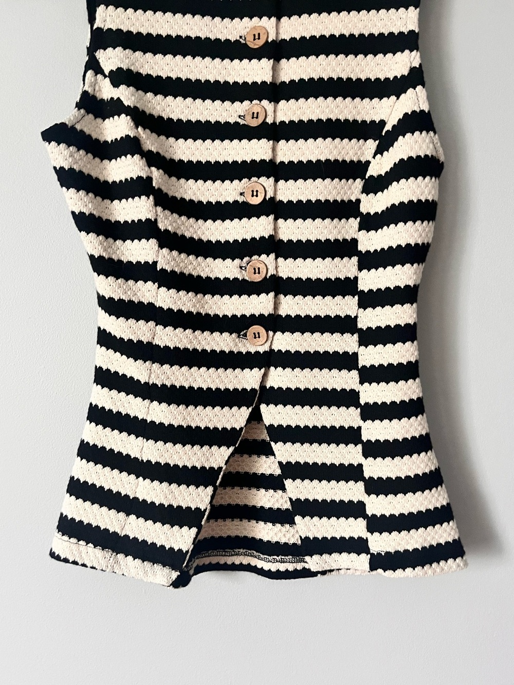 🎉Anthropologie Black & White Striped Knit Button Up Sleeveless Vest Top - Picture 10 of 15